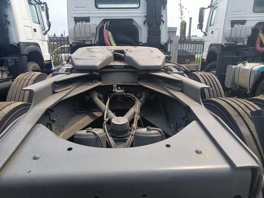 10ホイラー用トラクタートラック HOWO トラックヘッド 376-420HP チューブレスタイヤ設計