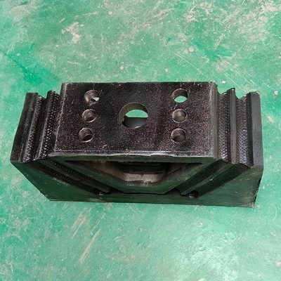 車輪駆動システム部品 Sinotruk HOWO トラックエンジン ブレーケットゴムマウント Az9725590031