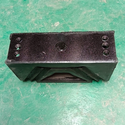 車輪駆動システム部品 Sinotruk HOWO トラックエンジン ブレーケットゴムマウント Az9725590031