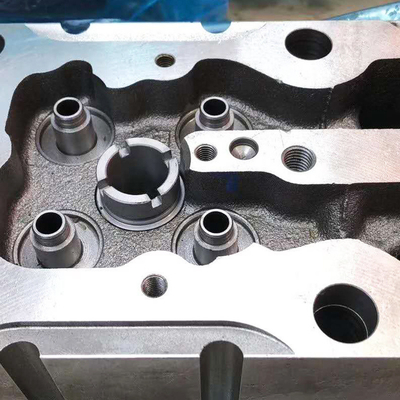 シノトルク HOWO トラック用スペアパーツのための自動車シリンダーヘッド組成 Az1095040123 シルバー