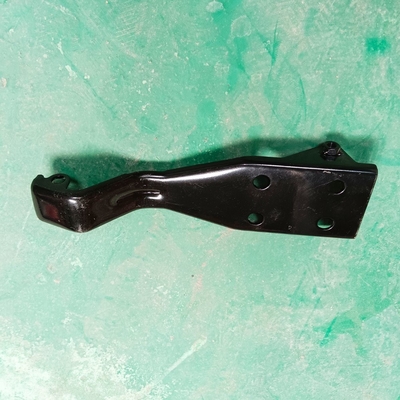 Sinotruk HOWO トラックキャビンの右ドアヒンジ Az1642110033 ステアギアシステムの部品